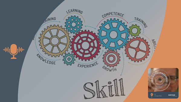 Das Bild zeigt eine Zeichnung mit bunten Zahnrädern, die ineinander greifen. Knowledge, Learning, Experience, Growth, Competence, Training, Ability. In der Gesamtheit und im Zusammenspiel stellen sie die Skills dar. Hierum geht es in der strategischen Personalplanung. Der dunkelblaue und orangefarbene Rahmen mit Mikrofon-Symbol und Podcast-Cover verweist auf den Podcast ‚Projektmanagement im Glas‘ mit Christian Dürk, präsentiert von Corivus. 