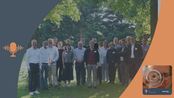 Das Bild zeigt ein Gruppe von etwa 20 Personsn, die im Garten zum Gruppenfoto posieren. Die Atmosphäre ist freundlich. Links im Bild befindet sich ein stilisiertes Mikrofon-Symbol, rechts unten eine Podcast-Grafik mit der Aufschrift „Projektmanagement im GLAS“ mit Christian Dürk. Die Gestaltung des Bildes kombiniert Fotografie mit grafischen Elementen in Blau- und Orangetönen.