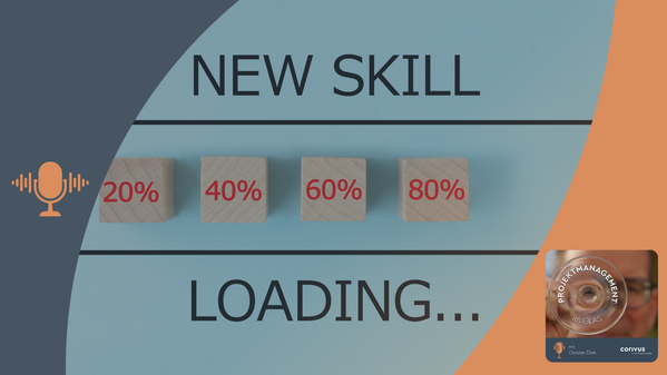 Das Bild zeigt vier Holzwürfel mit den Aufschriften von links nach rechts 20%, 40%, 60%, 80%. Darüber steht "New Skill" unten drunter "Loading...". Es geht darum, wie man es schafft relevante Skills im Unternehmen und für Projekte aufzubauen mit Hilfe von Skill Management. Der dunkelblaue und orangefarbene Rahmen mit Mikrofon-Symbol und Podcast-Cover verweist auf den Podcast ‚Projektmanagement im Glas‘ mit Christian Dürk, präsentiert von Corivus. 