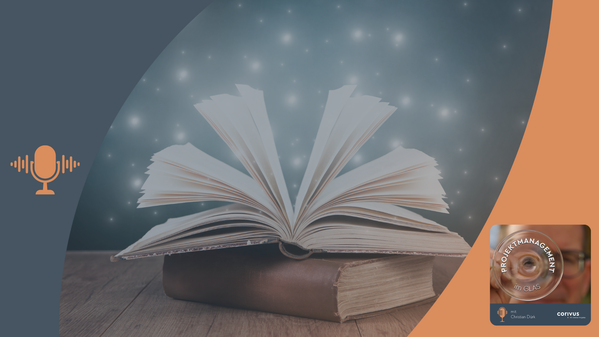 Ein aufschlagenes altes Buch, ,die Seiten stehen nach oben und fallen zur Seite. Das Bild wirkt mystisch, im Hintergrund sind kleine Sternchen zu sehen vor einer blauen Wand. Es erinnert an eine Märchenstunde. Dabei geht es hier um tatsächlcih erlebte Anekdoten aus vielen Jahren Erfahrung in Projekten, die der Gast erzählt. Eben Geschichten aus tausendundeinem Projekt. Der Podcast ‚Projektmanagement im Glas‘ mit Christian Dürk, präsentiert von Corivus, ist in der markanten blau-orangenen Gestaltung zu erkennen