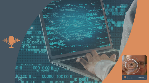 Projektmanagement-Software: Daten, Transparenz und Effizienz im Fokus. Ein geöffneter Laptop mit einer Hand über der Tastatur symbolisiert den digitalen Datenraum, in dem Zahlen und Buchstaben für strukturierte Informationen und Analysen stehen. Effiziente Projektsteuerung erfordert eine datengetriebene Entscheidungsfindung – von Fortschrittsverfolgung bis Ressourcenplanung. Der dunkelblaue und orangefarbene Rahmen mit Mikrofon-Symbol und Podcast-Cover verweist auf den Podcast ‚Projektmanagement im Glas‘ mit Christian Dürk, präsentiert von Corivus.