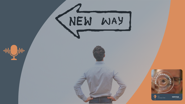 Ein Mann,  mit weißem Hemd gekleidet, dreht uns den Rücken zu und betrachtet einen Pfeil, der an eine Wand gemalt ist mit der Aufschrift "New Way". Dies symbolisiert einen neuen Ansatz im Change Management, einem wesentlichen Erfolgspfaktor in vielen Projekten. Der dunkelblaue und orangefarbene Rahmen mit Mikrofon-Symbol und Podcast-Cover verweist auf den Podcast ‚Projektmanagement im Glas‘ mit Christian Dürk, präsentiert von Corivus. 