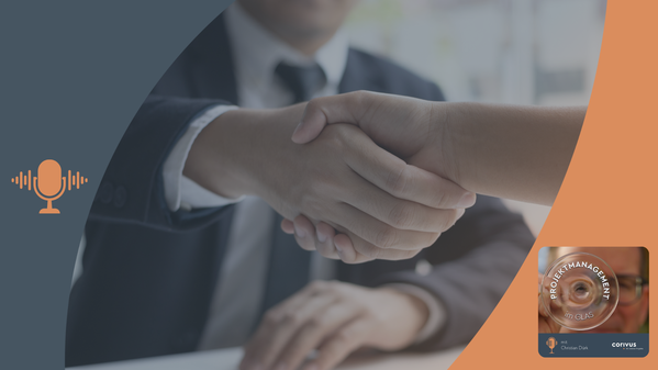 Erfolgreiches Projektmanagement als Schlüssel zum Unternehmenserfolg: Ein Handschlag besiegelt eine erfolgreiche Zusammenarbeit. Professionelles Management und klare Kommunikation sorgen für nachhaltigen Geschäftserfolg.Der dunkelblaue und orangefarbene Rahmen mit Mikrofon-Symbol und Podcast-Cover verweist auf den Podcast „Projektmanagement im Glas“ mit Christian Dürk, präsentiert von Corivus.