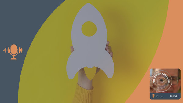 Eine aus Karton geschnittene Silhoutte eine Rakete wird vor einer gelben Wand hochgehalten. Dies symbolisiert den Projektstart und Impulse für das erfolgreiche Abheben. Der dunkelblaue und orangefarbene Rahmen mit Mikrofon-Symbol und Podcast-Cover verweist auf den Podcast ‚Projektmanagement im Glas‘ mit Christian Dürk, präsentiert von Corivus. 