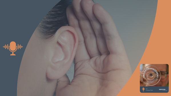 Eine Person hält ihre Hand ans Ohr, als würde sie jemandem heimlich zuhören – ein Symbol für Projektkommunikation, Flurfunk und inoffizielle Informationswege im Unternehmen. Das Bild thematisiert die Bedeutung von klarer, transparenter Kommunikation im Projektmanagement, um Missverständnisse und Gerüchte zu vermeiden. Der dunkelblaue und orangene Rahmen mit Symbol eines Mikros und Podcast-Cover verweist auf den Podcast „Projektmanagement im Glas“.