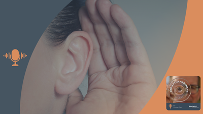 Eine Person hält ihre Hand ans Ohr, als würde sie jemandem heimlich zuhören – ein Symbol für Projektkommunikation, Flurfunk und inoffizielle Informationswege im Unternehmen. Das Bild thematisiert die Bedeutung von klarer, transparenter Kommunikation im Projektmanagement, um Missverständnisse und Gerüchte zu vermeiden. Der dunkelblaue und orangene Rahmen mit Symbol eines Mikros und Podcast-Cover verweist auf den Podcast „Projektmanagement im Glas“.