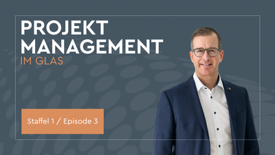 Auf der rechten Seite zeigt das Bild den Podcast Host Christian Dürk. Er trägt eine Brille, ein weißes Hemd und einen dunkelblauen Anzug. Links im Bild ist der Schriftzug „Projektmanagement im Glas“ in Versalien zu sehen. Darunter befindet sich ein orangener Kasten, in dem „Staffel 1 / Episode 3“ steht. Der Hintergrund ist in einem dunklen Blaugrau gehalten mit einer stilisierten Welle aus helleren blaugrauen Punkten.
