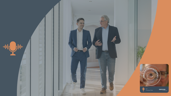 Das Bild zeigt einen jüngeren und einen älteren Kollegen in Business Kleidung, die auf die Kamera zulaufend miteinander kommunizieren. Dies symbolisiert die Rolle von Coaching im Business-Kontext. Die Farbgebung dunkelblau und orange mit Mikrofon-Symbol und Podcast-Cover weist auf den Corivus-Podcast ‚Projektmanagement im Glas‘ hin. 