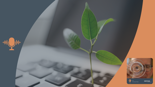 Aus einem Laptop wächst ein kleiner Baum. Dies symbolisiert die Verbindung von Nachhaltigkeit und IT-Projekten. Der dunkelblaue und orangefarbene Rahmen mit Mikrofon-Symbol und Podcast-Cover verweist auf den Podcast ‚Projektmanagement im Glas‘ mit Christian Dürk, präsentiert von Corivus. 