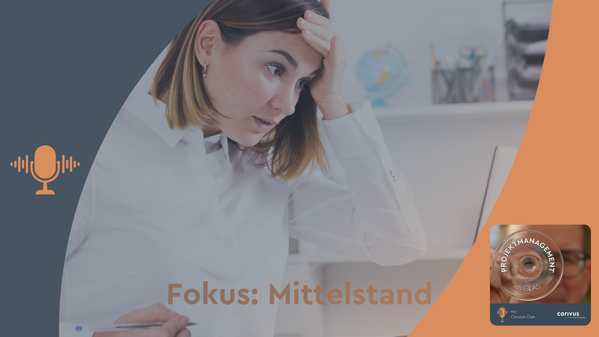 Das Bild zeigt eine Frau sitzend an einem Laptop. Sie hält sich die Hand an den Kopf und sieht gestresst aus. Im Vordergrund steht der Text " Fokums Mittelstand". Dies steht für besonderes Herausforderungen von IT-Projekten im Mittelstand, die hier im Zentrum stehen. Der Rahmen in dunkelblau und orange mit Mikrofon-Symbol und Podcast-Cover zeigt, dass es sich um eine Episode des Podcast ‚Projektmanagement im Glas‘ von Corivus handelt.. 