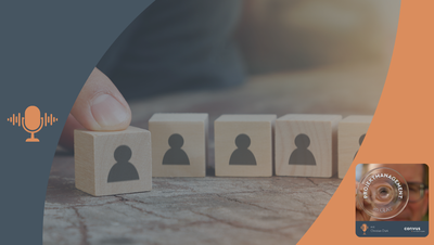 Fünf identische holzfarbene Bauklötze mit Icons von Personen auf der Vorderseite sind zu sehen. Ein Bauklotz wird mit einem Finger nach vorne geschoben. Das Bild thematisiert das Ressourcenmanagement in Projekten. Der dunkelblaue und orangefarbene Rahmen mit Mikrofon-Symbol und Podcast-Cover verweist auf den Podcast „Projektmanagement im Glas“ mit Christian Dürk, präsentiert von Corivus.