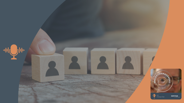 Fünf identische holzfarbene Bauklötze mit Icons von Personen auf der Vorderseite sind zu sehen. Ein Bauklotz wird mit einem Finger nach vorne geschoben. Das Bild thematisiert das Ressourcenmanagement in Projekten. Der dunkelblaue und orangefarbene Rahmen mit Mikrofon-Symbol und Podcast-Cover verweist auf den Podcast „Projektmanagement im Glas“ mit Christian Dürk, präsentiert von Corivus.