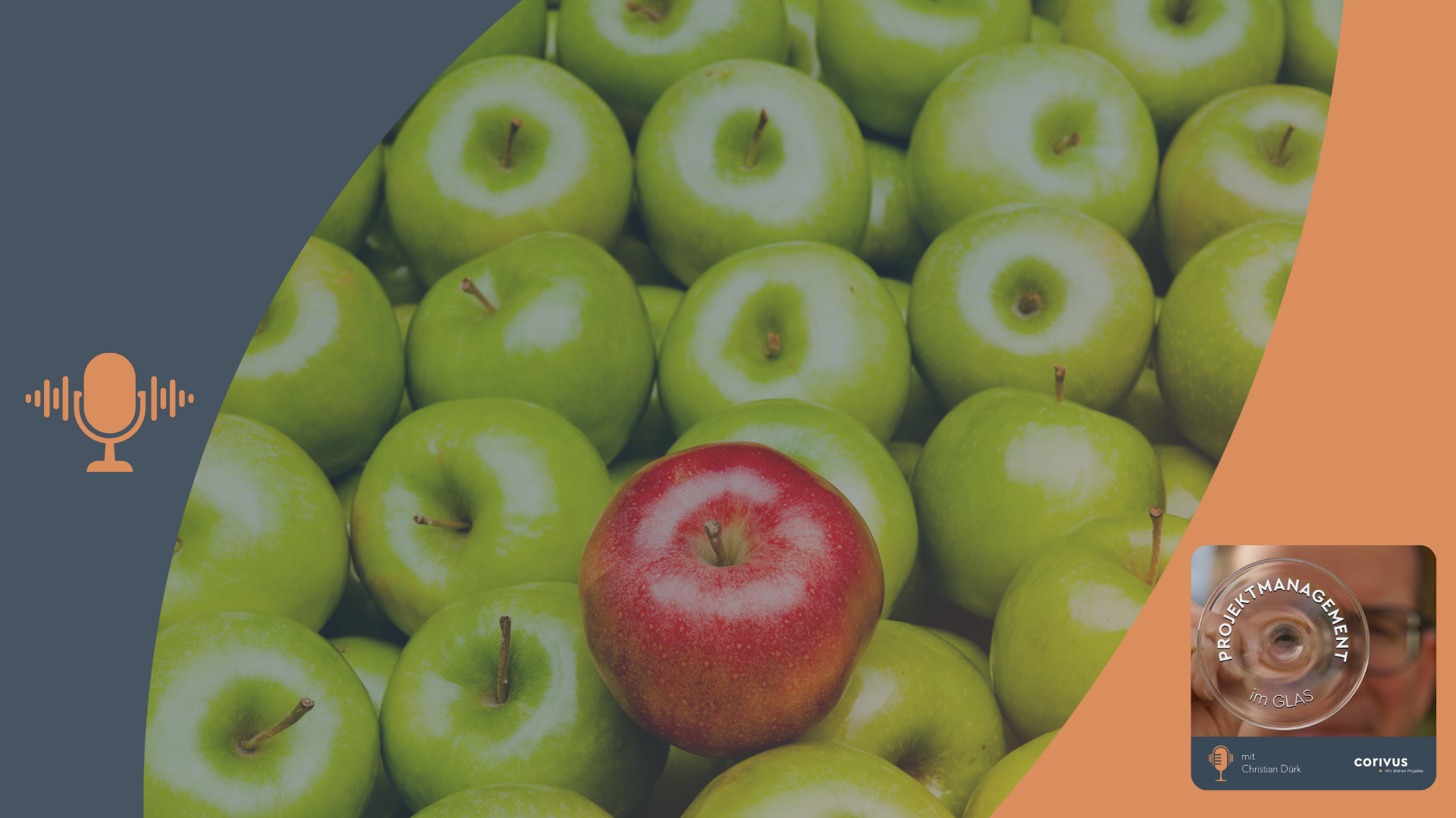 Ein einzelner roter Apfel hebt sich von einer Vielzahl grüner Äpfel ab und symbolisiert die Einzigartigkeit jedes Projekts. Die Bildmetapher zeigt, dass keine zwei Projekte gleich sind und individuelles Projektmanagement entscheidend für den Erfolg ist. Der dunkelblaue und orangefarbene Rahmen mit Mikrofon-Symbol und Podcast-Cover verweist auf den Podcast „Projektmanagement im Glas“ mit Christian Dürk, präsentiert von Corivus.