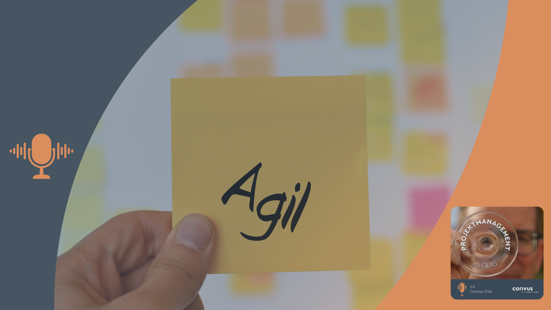 Agilität - alter Wein in neuen Schläuchen? Eine Person halt einen Notizzettel ins Bild, auf dem steht "Agil". Im Hintergrund sieht man unscharf eine ganze Wand mit farbigen Notizzetteln. Der Podcast ‚Projektmanagement im Glas‘ mit Christian Dürk, präsentiert von Corivus, ist in der markanten blau-orangenen Gestaltung zu erkennen.