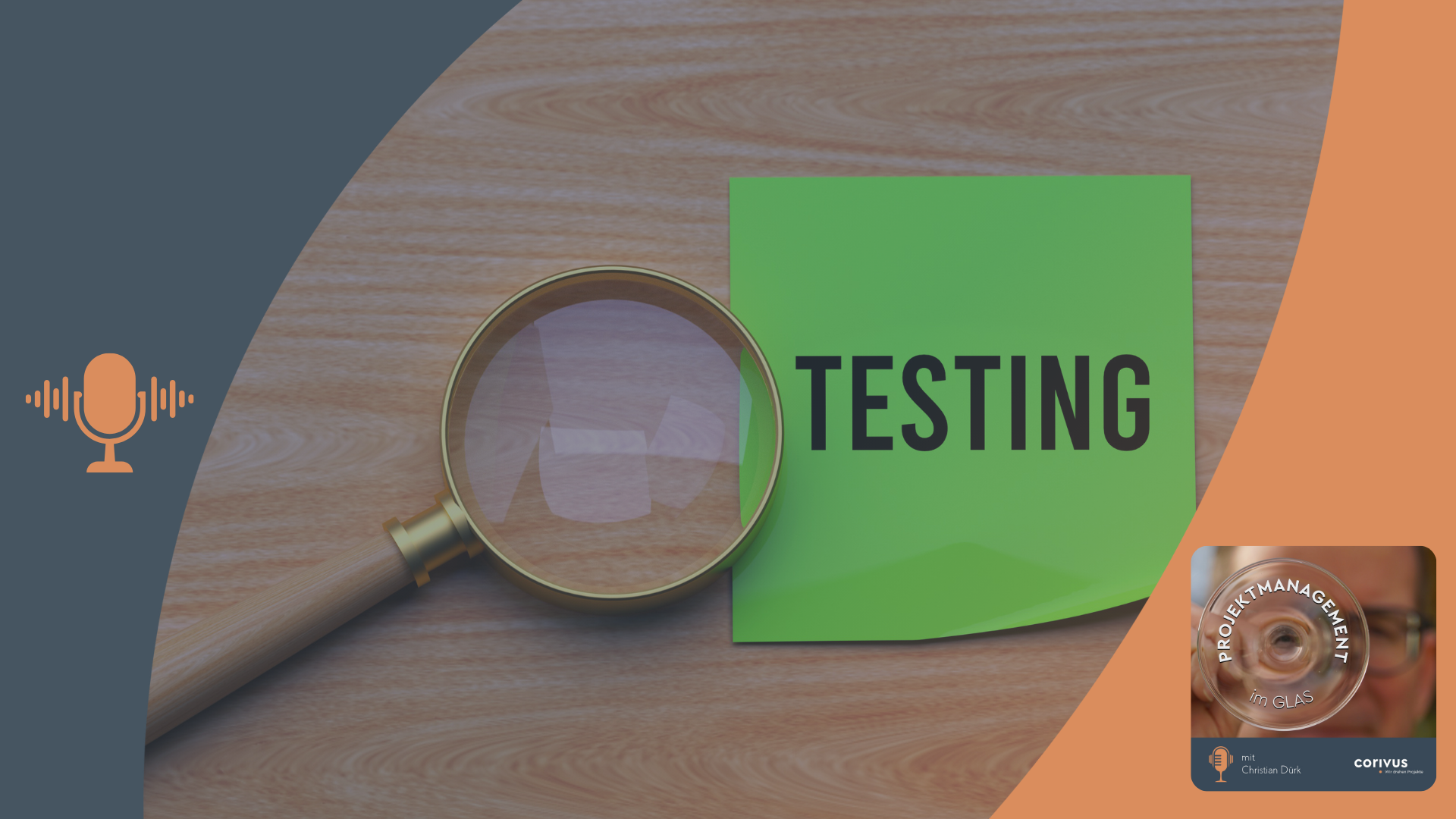 Testmanagement in Projekten Testmanagement im Fokus. Testing steht in großen Buchstaben auf einem neongrünen Notizzettel. Daneben liegt eine Lupe. Der dunkelblaue und orangefarbene Rahmen mit Mikrofon-Symbol links und Podcast-Cover rechts zeigt, dass es um eine Folge vom Podcast „Projektmanagement im Glas“ geht.