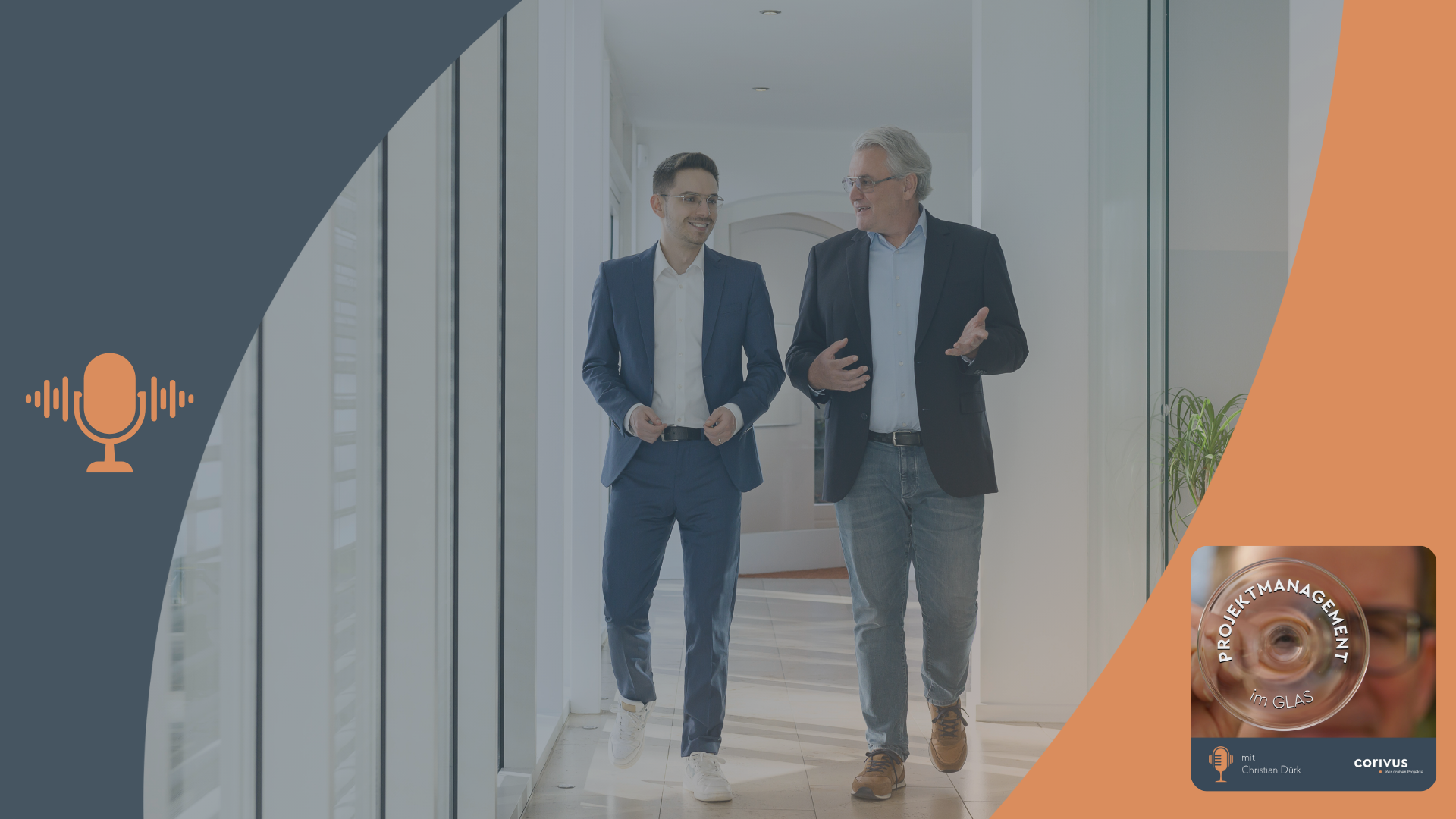 Coaching für Führungskräfte Das Bild zeigt einen jüngeren und einen älteren Kollegen in Business Kleidung, die auf die Kamera zulaufend miteinander kommunizieren. Dies symbolisiert die Rolle von Coaching im Business-Kontext. Die Farbgebung dunkelblau und orange mit Mikrofon-Symbol und Podcast-Cover weist auf den Corivus-Podcast ‚Projektmanagement im Glas‘ hin.