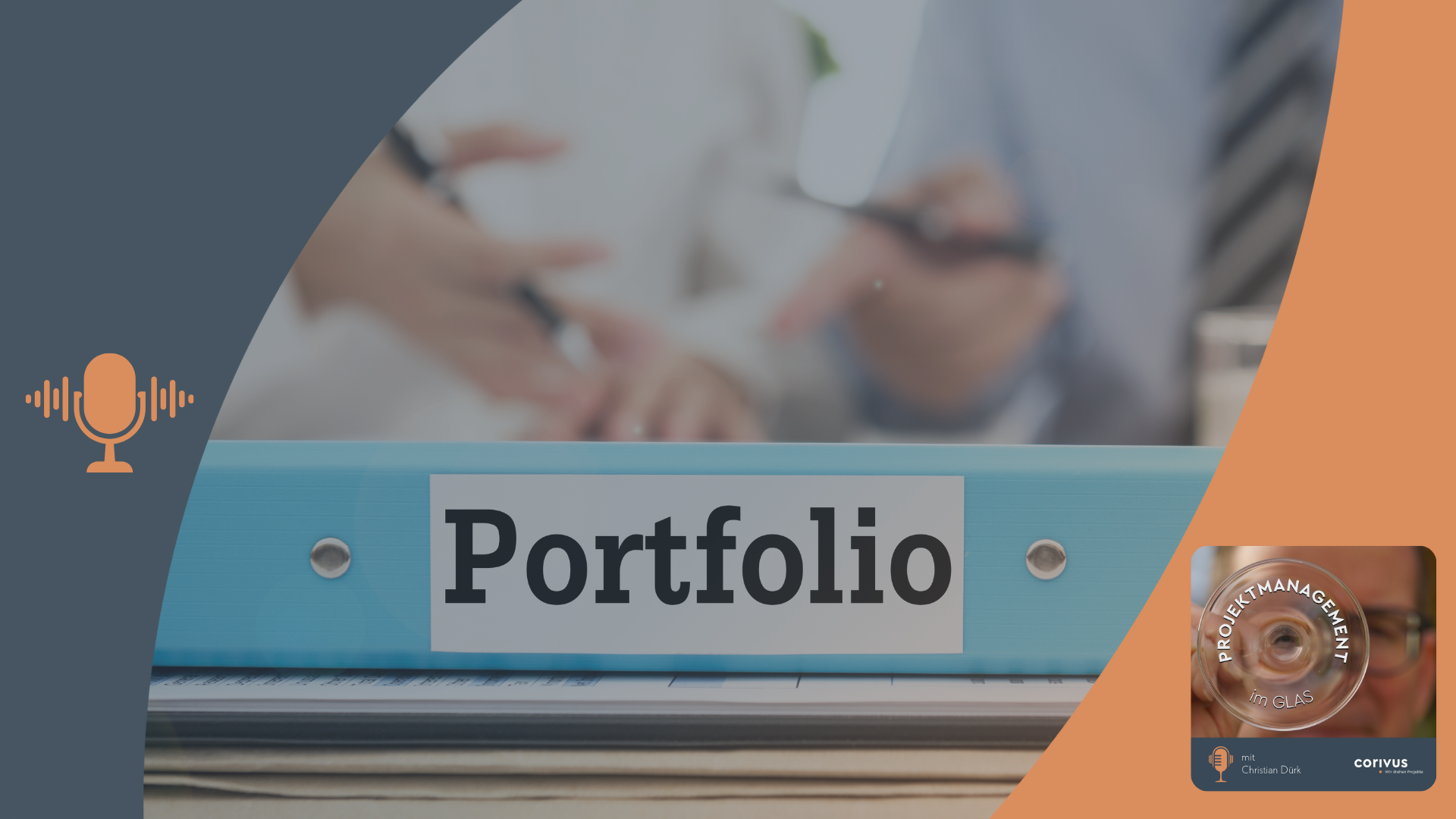 Porojektportfoliomanagement Das Bild zeigt einen liegenden Ordner mit der Aufschrift "Portfolio". Im Hintergund erkennt man unscharf zwei Führungskräfte. Sinnbildlich geht es darum, das Projektportfolio in den Fokus zu rücken. Projekte priorisieren, Ressourcen steuernn etc. Der dunkelblaue und orangefarbene Rahmen mit Mikrofon-Symbol und Podcast-Cover verweist auf den Podcast ‚Projektmanagement im Glas‘ mit Christian Dürk, präsentiert von Corivus.