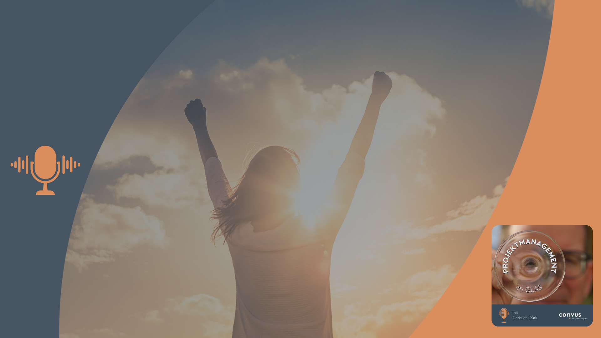 Krise in Digitalprojekt meistern Eine Frau ist nur schemenhaft zu erkennen im Gegenlicht der Sonne. Sie streckt ihre Arme in die Luft und ihre Haare wehen im Wind. Es ist insgesamt einer sehr warme und positive Atmosphäre. Dies symbolisiert das positive Gefühl, wenn man eine Krise überwunden hat - in diesem Fall in einem Digitalprojekt. Der dunkelblaue und orangefarbene Rahmen mit Mikrofon-Symbol und Podcast-Cover verweist auf den Podcast ‚Projektmanagement im Glas‘ mit Christian Dürk, präsentiert von Corivus.