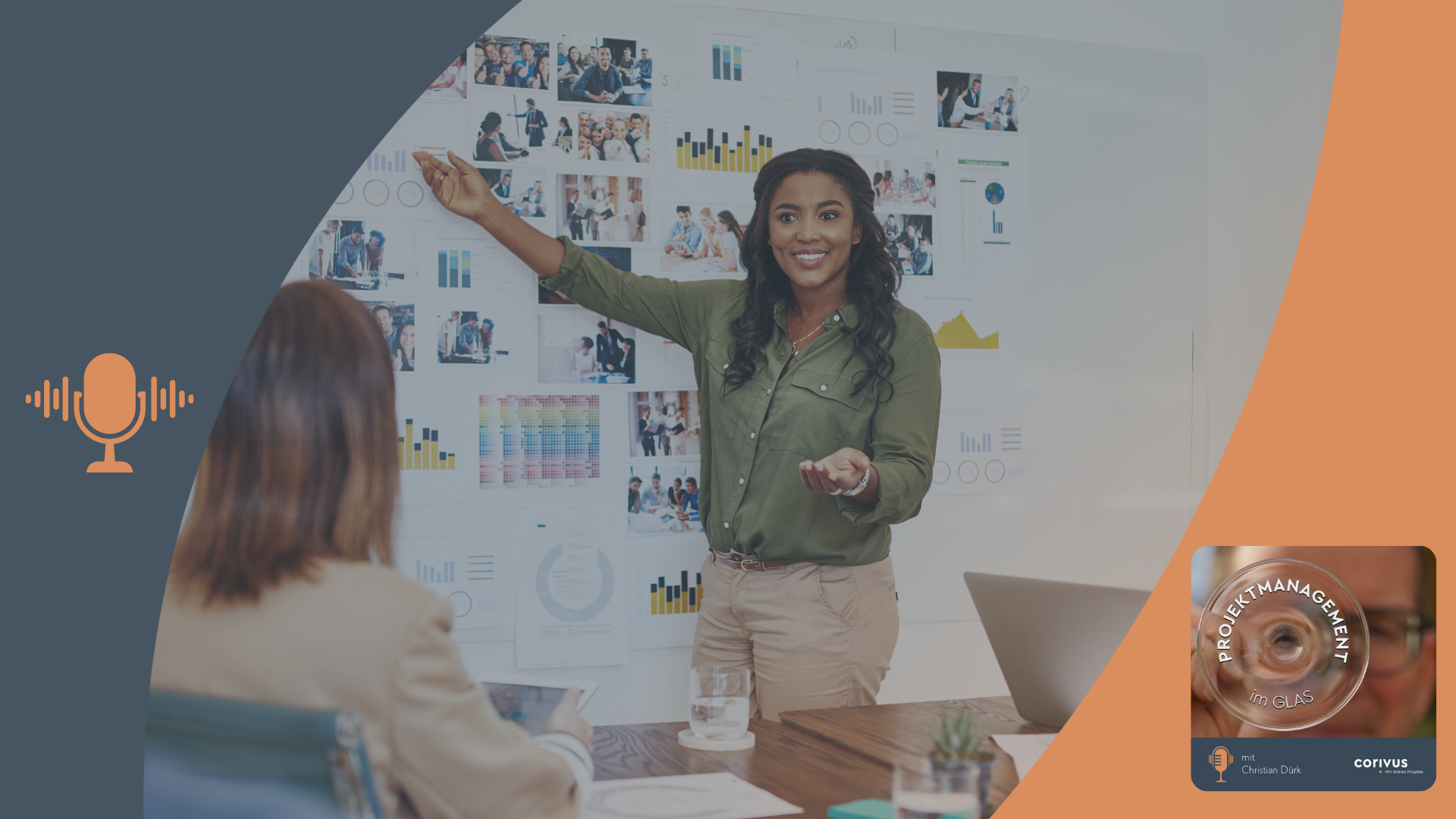 Agiles Projektportfoliomanagement - Praxisbericht Teil 2 Agiles Projektportfoliomanagement: Ein dynamisches Team diskutiert in einem modernen Konferenzraum über Projektpriorisierungen. Eine Frau im Kostüm steht an der Planwand und erläutert, während Teammitglieder aufmerksam zuhören. Der dunkelblaue und orangefarbene Rahmen mit Mikrofon-Symbol und Podcast-Cover verweist auf den Podcast ‚Projektmanagement im Glas‘ mit Christian Dürk, präsentiert von Corivus.
