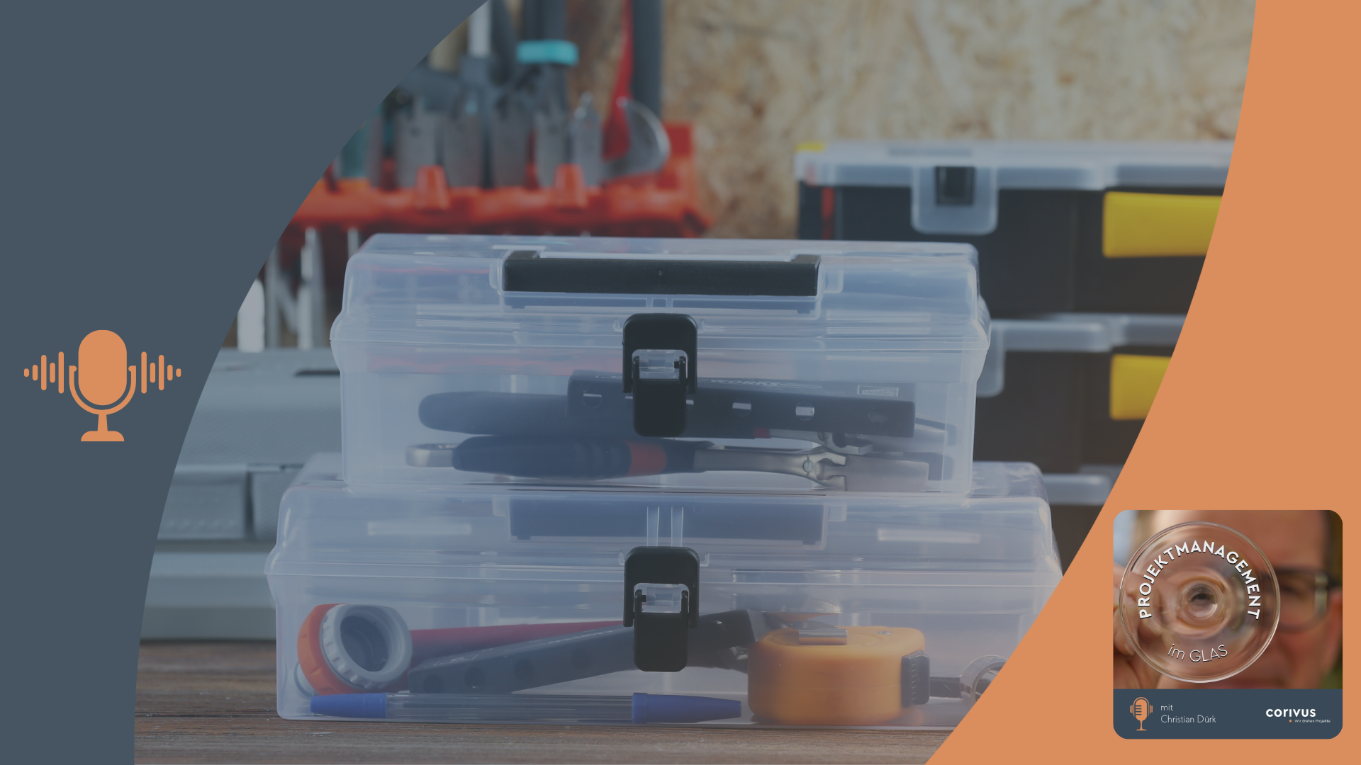 Mein Werkzeugkoffer Projektmanagment Projektmanagement-Tools: Das Bild zeigt einen durchsichtigen Werkzeugkoffer im Vordergrund und andere im Hintergrund. Heute öffnet der Podcastgast seinen Projektmanagement-Werkzeugkoffer und spricht über seine 5 wichtigsten Tools. Der dunkelblaue und orangefarbene Rahmen mit Podcast-Cover und Mikrofon-Symbol erinnert an den Podcast ‚Projektmanagement im Glas‘.
