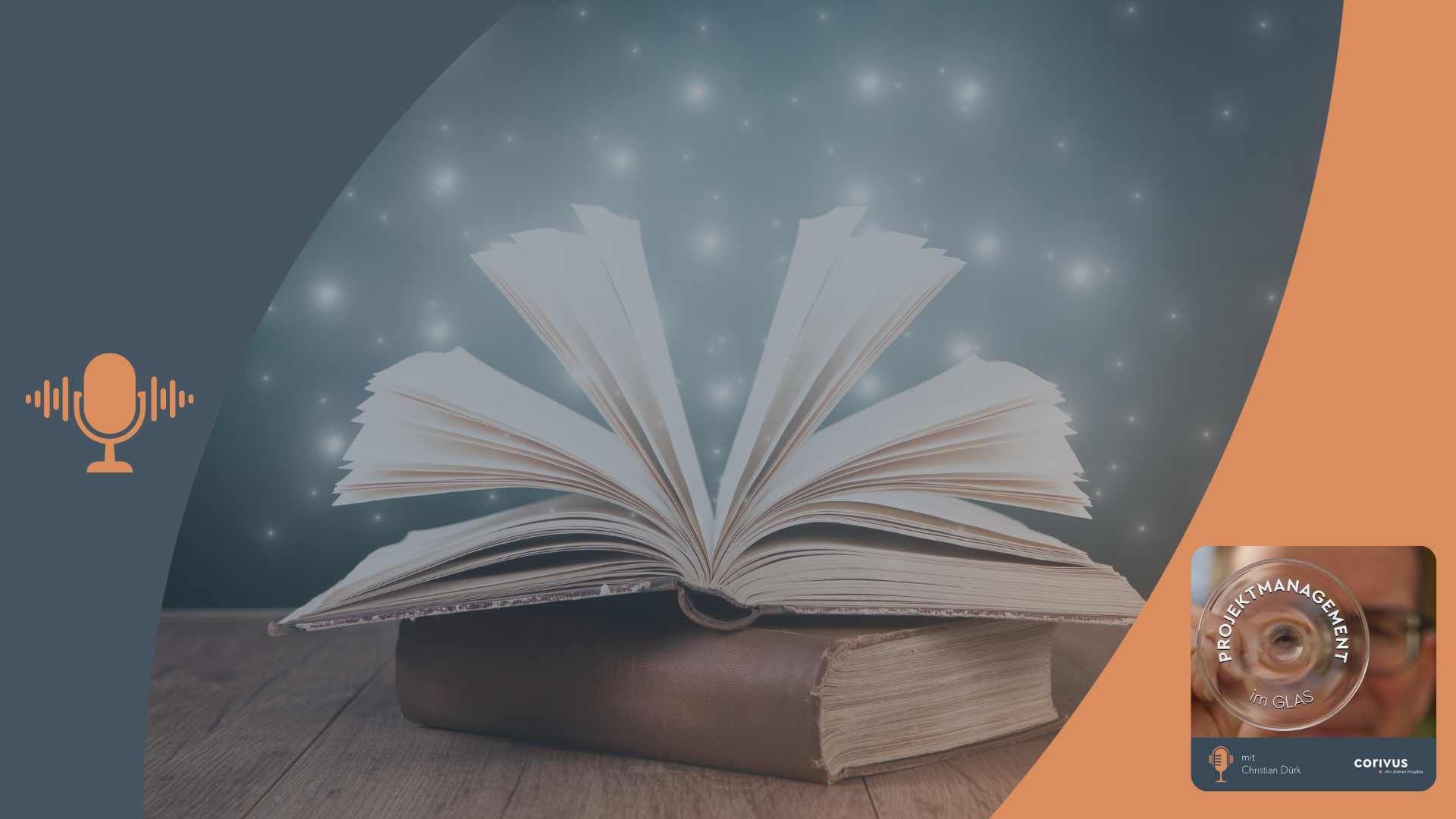 Geschichten aus tausendundeinem Projekt Ein aufschlagenes altes Buch, ,die Seiten stehen nach oben und fallen zur Seite. Das Bild wirkt mystisch, im Hintergrund sind kleine Sternchen zu sehen vor einer blauen Wand. Es erinnert an eine Märchenstunde. Dabei geht es hier um tatsächlcih erlebte Anekdoten aus vielen Jahren Erfahrung in Projekten, die der Gast erzählt. Eben Geschichten aus tausendundeinem Projekt. Der Podcast ‚Projektmanagement im Glas‘ mit Christian Dürk, präsentiert von Corivus, ist in der markanten blau-orangenen Gestaltung zu erkennen