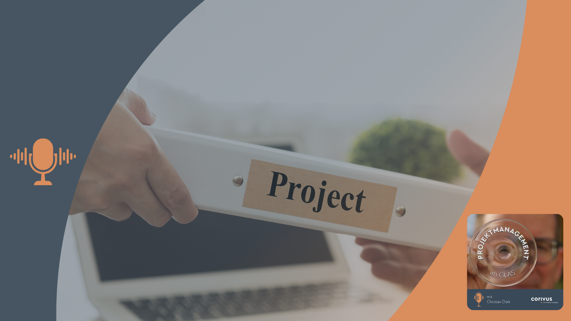 Projektdokumentation Projektdokumentation im Fokus: Das Bild zeigt, wie ein Ordner mit der Aufschrift „Project“ von einer Person an eine andere übergeben wird. Dies symbolisiert die strukturierte Übergabe und Verwaltung von Projektdokumentationen – ein zentraler Bestandteil eines erfolgreichen Projektmanagements. Die Hände der Beteiligten verdeutlichen Zusammenarbeit und Verantwortungsübergabe. Der Hintergrund ist bewusst neutral gehalten, um den Fokus auf den Dokumentationsprozess zu lenken. Ergänzt wird das Bild durch grafische Elemente wie das Mikrofon-Symbol für den Podcast sowie das Cover des Podcasts „Projektmanagement im Glas“.