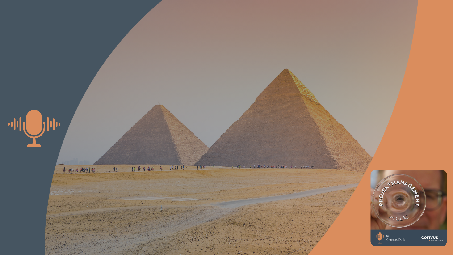 Podcastepisode 46: Projektmanagement-Geschichte Es sind zwei Pyramiden zu sehen.Das Bild hat eine moderne grafische Gestaltung mit dunkelblauen und orangefarbenen Elementen an den Seiten. Links befindet sich ein stilisiertes Mikrofon-Symbol, rechts unten eine Podcast-Grafik mit der Aufschrift „Projektmanagement im GLAS“ und dem Namen „Christian Dürk“. Das Gesamtbild vermittelt eine professionelle, kommunikative Atmosphäre, passend zum Thema der Podcastepisode Geschichte des Projektmanagements.