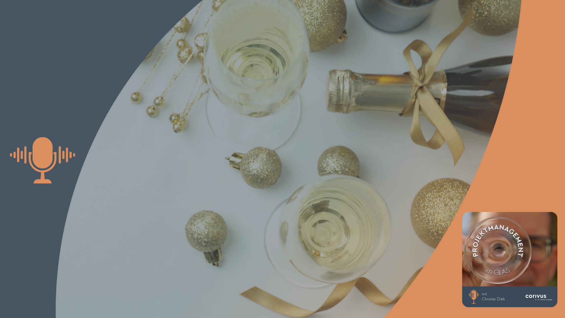 Podcastepisode 55: Jubiläum Das Bild zeigt zwei gefällte Gläser, eine liegende Weinflasche mit goldener Schleife, goldene Kugeln und Dekoration auf einem Tisch. Die Szene vermittelt eine festliche Atmosphäre. Links befindet sich ein stilisiertes Mikrofon-Symbol, rechts unten eine Podcast-Grafik mit der Aufschrift „Projektmanagement im GLAS“ und dem Namen „Christian Dürk“.