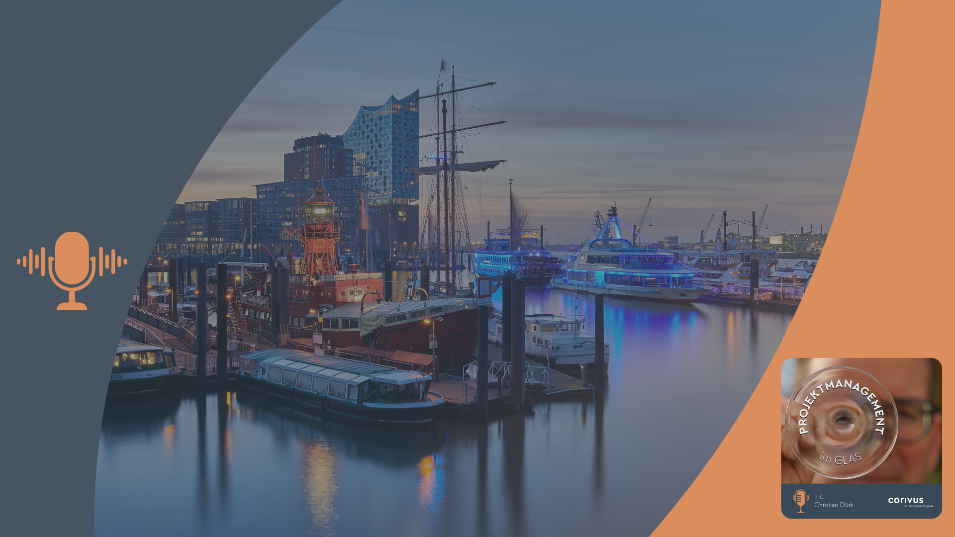 Projektmangement-Podcast Folge 61: Projekte in Behörden Das Bild zeigt den Hamburger Hafen mit der Elbphilharmonie im Hintergrund bei Abendlicht. Der blau-orangene Rahmen, das mikrofon-Symbol und das Podcast-Cover weisen auf den Podcast "Projektmanagement im Glas" von Corivus.