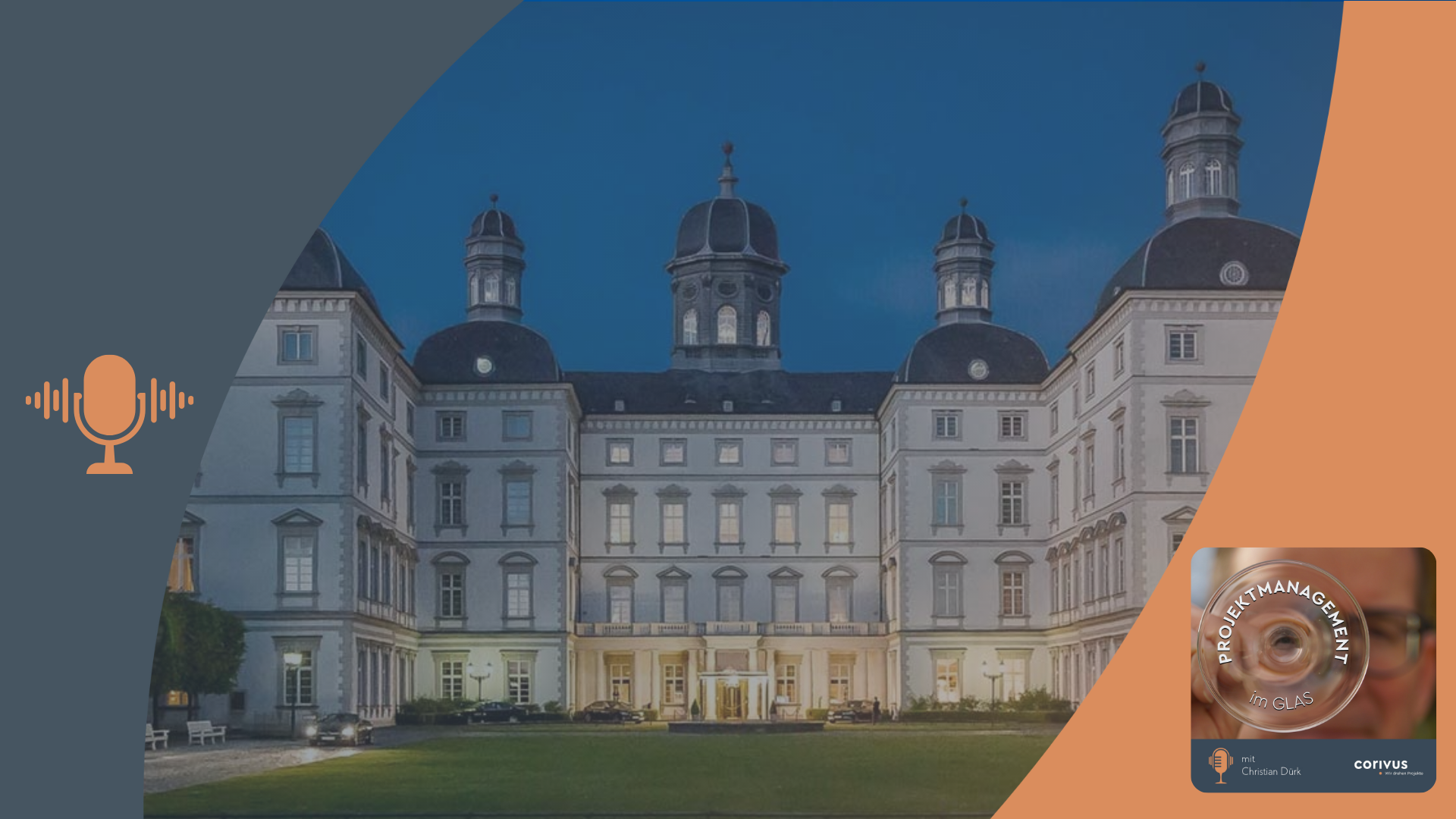 Auf dem Bild ist das Schloss Bensberg in der Abenddämmerung zu sehen. Links im Bild befindet sich ein stilisiertes Mikrofon-Symbol, rechts unten eine Podcast-Grafik mit der Aufschrift „Projektmanagement im Glas“ mit Christian Dürk. Die Gestaltung des Bildes kombiniert Fotografie mit grafischen Elementen in Blau- und Orangetönen.