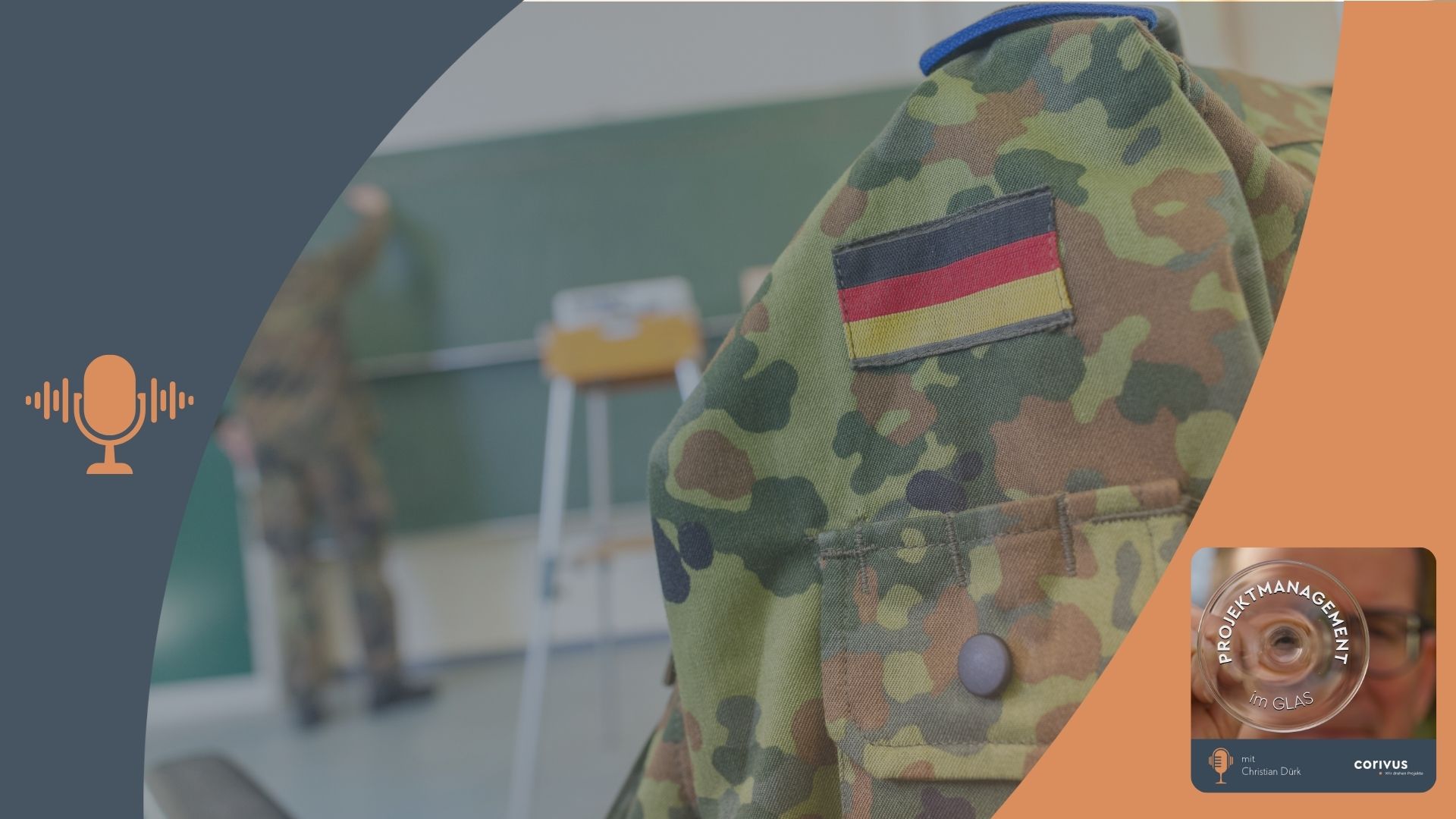 Im Hintergrund des Bildes befindet sich eine große grüne Wandtafel, auf die mit Kreide geschrieben wird. Vor der Tafel steht ein Mann in Uniform, der der Tafel zugewandt ist und diese Beschriftet. Im Vordergrund ist die Schulter einer Bundeswehr-Uniform-Jacke mit der deutschen Flagge zu sehen. Links im Bild befindet sich ein stilisiertes Mikrofon-Symbol, rechts unten eine Podcast-Grafik mit der Aufschrift „Projektmanagement im Glas“ mit Christian Dürk. Die Gestaltung des Bildes kombiniert Fotografie mit grafischen Elementen in Blau- und Orangetönen.